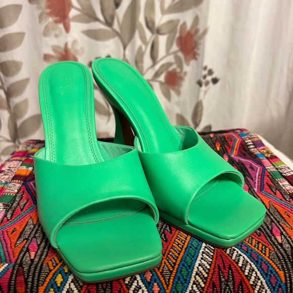 Amazing Green Heels 👠 - Picture 2 of 4